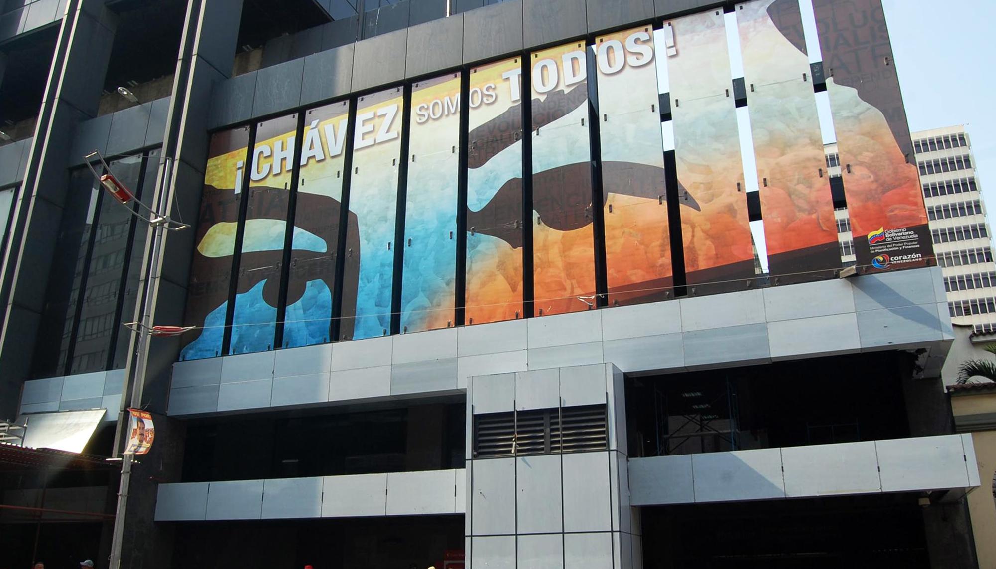 Un mural en un edificio del centro de Caracas (Venezuela) recuerda a Hugo Chávez